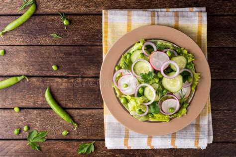 Salada Do Legume Fresco Na Tabela De Madeira Imagem De Stock Imagem