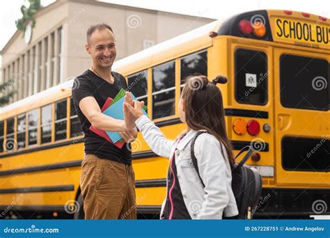 Pai Levando Crian A Para A Escola Aluno Da Escola Prim Ria Vai Estudar