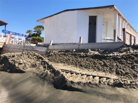 Erosione A Fregene Crollano Le Cabine Dello Stabilimento La Nave Foto