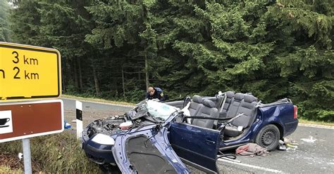 T Dlicher Unfall Im Kreis Kulmbach Mitfahrer Aus Auto Geschleudert Und