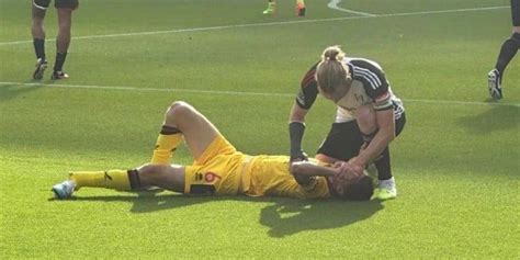 Premier League Jugador Sufre Terrible Fractura De Tobillo En Pleno