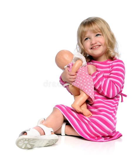 Jouer Avec La Fille De Poupée Photo stock Image du verticale beau