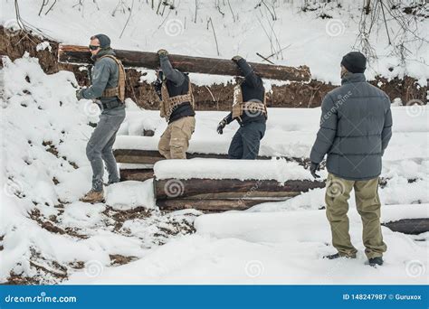 Nstructor Y Los Soldados Del Ej Rcito Tienen Entrenamiento Con Madera