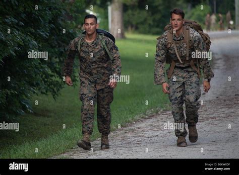 Sgt Del Cuerpo De Infantería De Marina De Ee Jesús Montano A La Izquierda Y El Personal Sgt