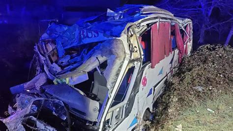 Un herido grave tras precipitarse un autobús por un puente en Linares