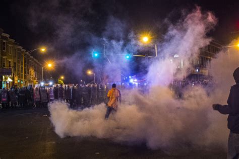 Crowds Scatter as Baltimore Curfew Takes Hold - The New York Times