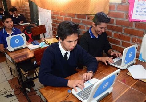 Colegios Comienzan A Usar De A Poco Las Computadoras Kuaa Los Tiempos