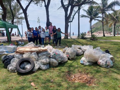 Volunt Rios Retiram Toneladas De Res Duos Da Praia Do Recreio