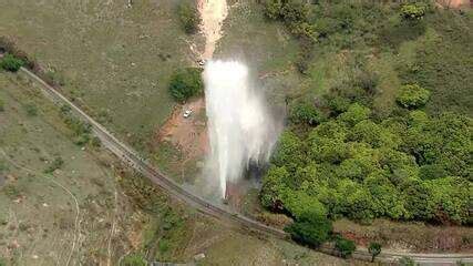 Rompimento de adutora forma chafariz em Betim VÍDEO Minas Gerais G1