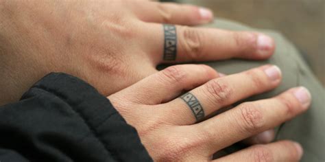 40 Unique Wedding Ring Tattoos For Couples 2021 Yourtango