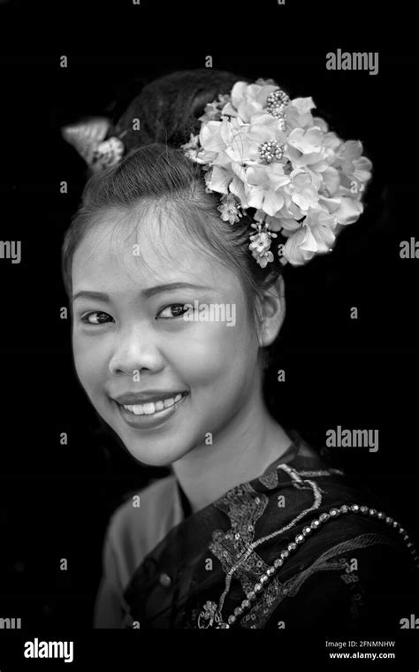 Thai Girl In Traditional Dress Banque D Images Noir Et Blanc Alamy