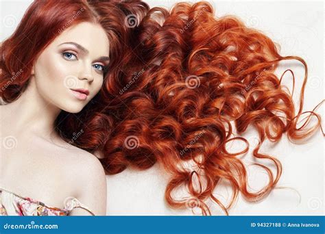 Belle Fille Rousse Nue Sexy Avec De Longs Cheveux Portrait Parfait De