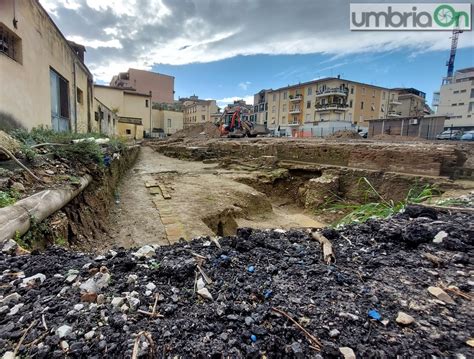 Largo Cairoli Terni Tra Nicchie Archi E Reperti Campagna Di Scavo In