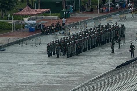 中共武警模拟用巨型钢叉对付香港抗议者 ＊ 阿波罗新闻网