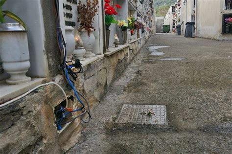 Furci Cimitero Nel Degrado Infiltrazioni D Acqua Tombe Carenti E