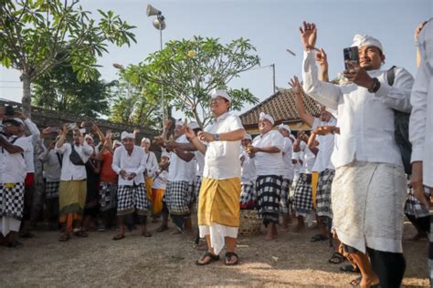 Desa Adat Kapal Gelar Tradisi Aci Tabuh Rah Pengangon Kolom Desa