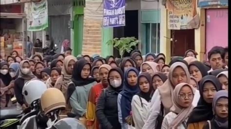 Viral Di Medsos Antrian Pelamar Kerja Di Warung Seblak Mengular