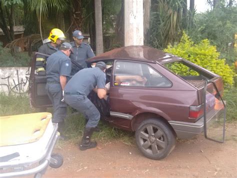 G1 Homem fica preso nas ferragens após carro colidir em Sumaré SP