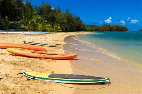 Kayaks y catamaranes en la playa de Varadero en Cuba fotografía de