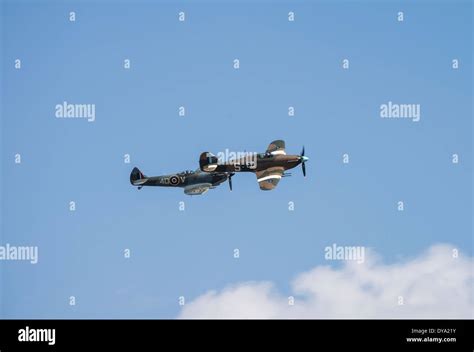 Supermarine Spitfire Mk Xvi Y Hawker Hurricane Iic En Formaci N A La