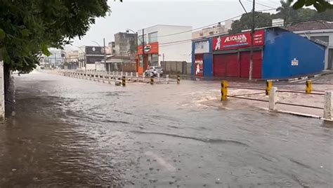 Chuva alaga avenidas residências comércios e causa estragos em Passos