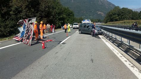 AUTOSTRADA TORINO AOSTA Auto Si Schianta Contro Il Pannello Del