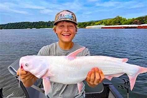 15歲男孩釣到極稀有的白鯰魚並放回 田納西 大紀元