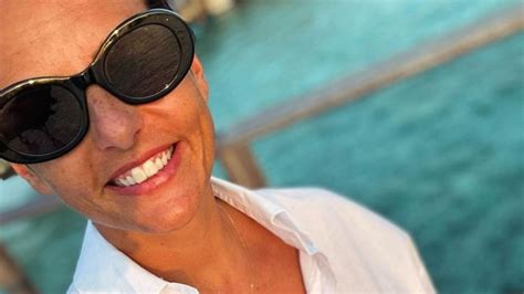 Faustine Bollaert 45 Ans Sublimissime En Bikini Elle Affiche Son