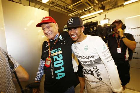 Photo La légende Niki Lauda avec Lewis Hamilton après le titre de