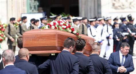 Funerali Berlusconi Uomo In Piazza Duomo Con Maglietta E Cartello Con