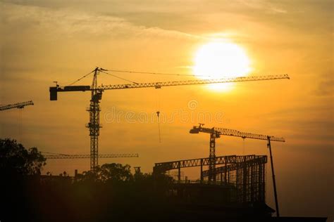 Paysage Industriel Avec Des Silhouettes Des Grues Photos Libres De