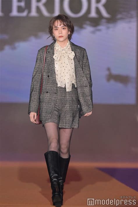 松井愛莉、圧巻スタイルが眩しい 黒ストッキングで色気溢れる＜girlsaward 2022 A／w＞ モデルプレス