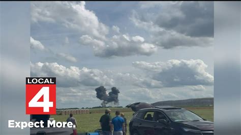 Fighter Jet Crashes During Michigan Air Show Youtube