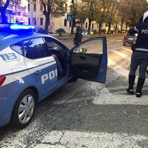 Messina Litigano Per Un Parcheggio Un Uomo Danneggia A Martellate L