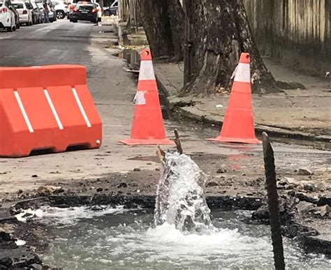 Cano estourado provoca desperdício e prejudica trânsito no Espinheiro