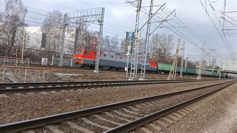 Электровоз 2ЭС6-1329 с грузовым поездом проезжает станцию "Битца" - YouTube