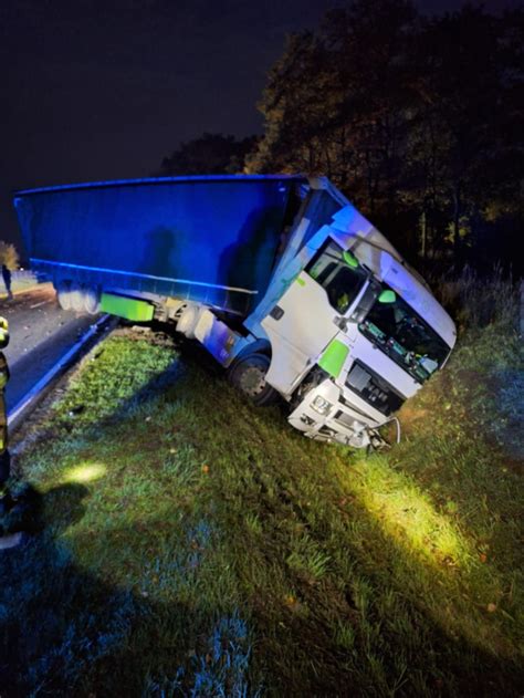 Przerażający wypadek w Wielkopolsce Auto zderzyło się z ciężarówką