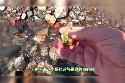 小哥野外寻宝意外发现绿水晶这下是赚大发了