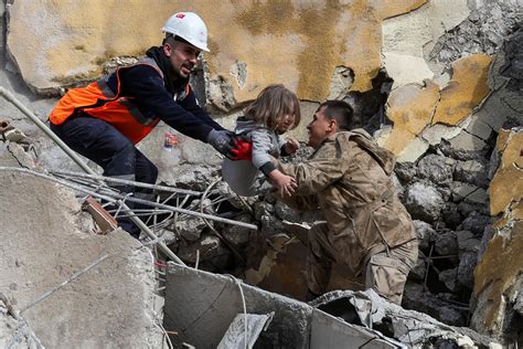 Sismo Na Turquia Salvamentos Milagrosos Incluem Beb De Dois Meses