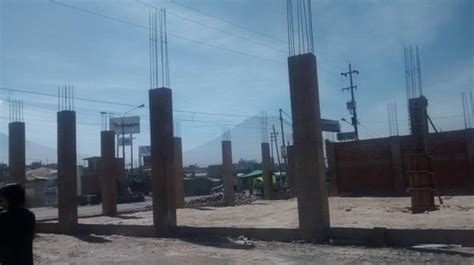 Arequipa construcción invadió vía pública en la variante de Uchumayo