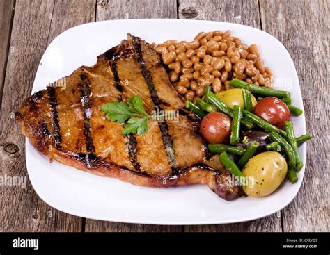 Steak Mit Bohnen Und Kartoffeln Fotos Und Bildmaterial In Hoher