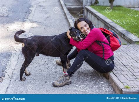 Mujer Que Abraza Un Perro Perdido Triste Imagen De Archivo Imagen De