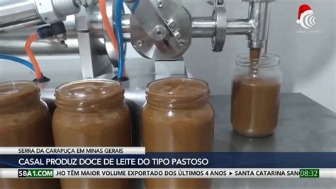 Casal Produz Doce De Leite Pastoso Na Serra De Carapu A Em Minas Gerais