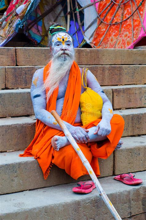 Sadhu Avec Le Visage Peint Traditionnel Dans Bhaktapur N Pal Image