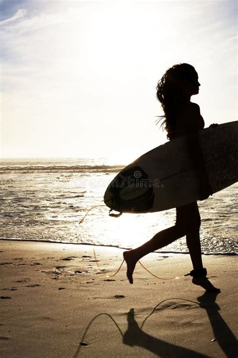 Silueta De Mujer Y Puesta De Sol Con Océano Para Surfista Con Gimnasio