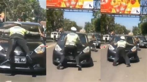 Viral Video Aksi Heroik Polisi Hentikan Mobil Melanggar Lalin Naik Kap