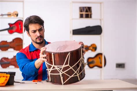 Hombre Joven Reparador Reparando Instrumentos Musicales En El Lugar De