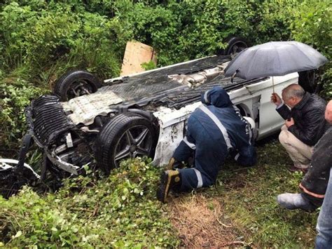 Otoyolda Şarampole Devrilerek Hurdaya Dönen Lüks Otomobilden Sağ