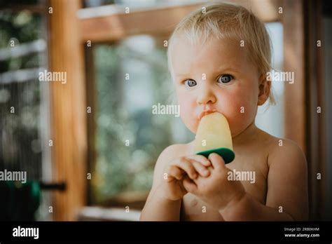 Mädchen eis essen Fotos und Bildmaterial in hoher Auflösung Alamy