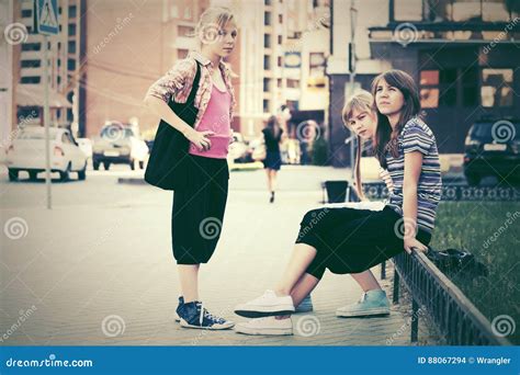 Grupo De Meninas Adolescentes Da Forma Na Rua Da Cidade Foto De Stock